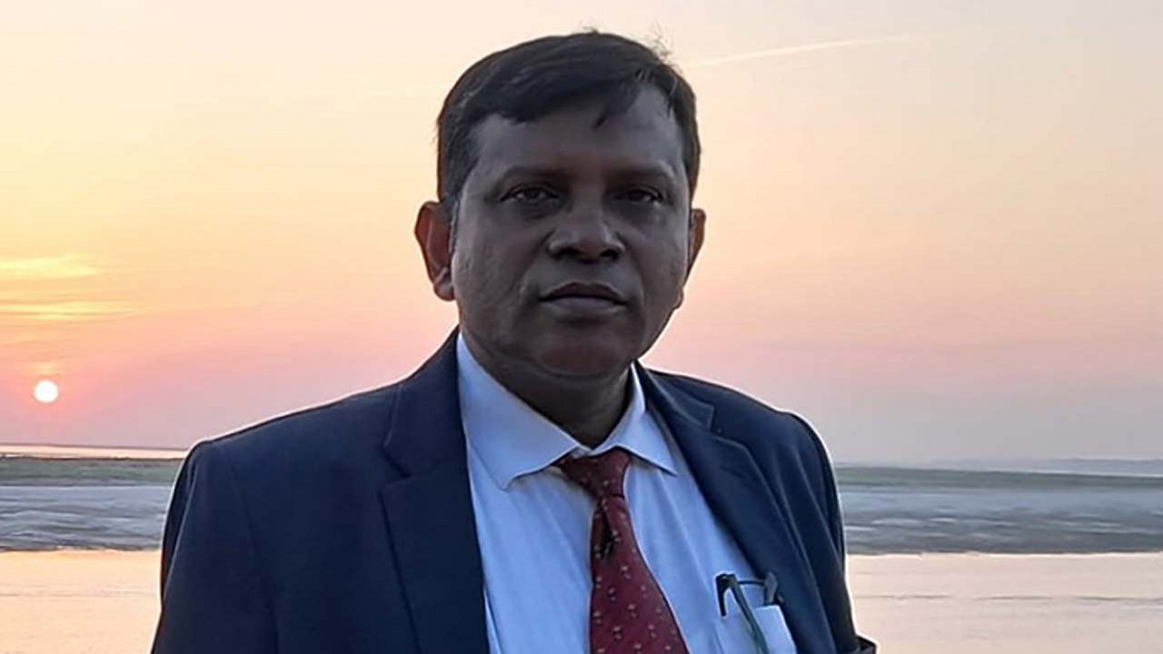 চট্টগ্রাম শিক্ষা বোর্ড চেয়ারম্যানের হাতে নারী সাংবাদিক ‘লাঞ্ছিত’